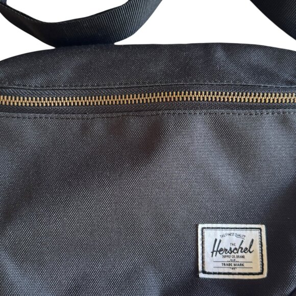 Herschel Fifteen Waist Pack Black 2.0L Fanny Pack Chest Bag Travel Zip Adjust - Picture 14 of 14